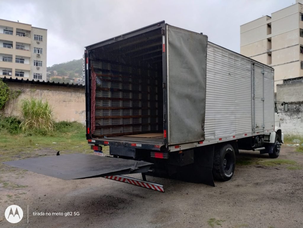Caminhão de fretes e mudanças em Olaria RJ